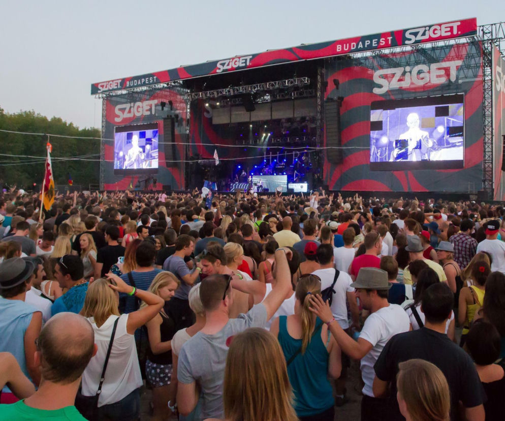 Tłum ludzi pod wielką sceną Sziget Festival w Budapeszcie. O line-upie na 2026 rok przeczytasz w Eska.