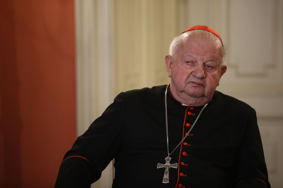 Brat Dziwisza zarabia 11000 zł