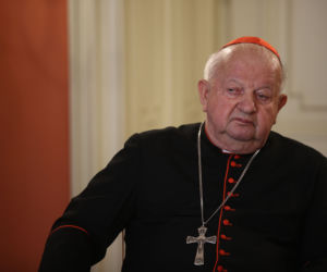 Brat Dziwisza zarabia 11000 zł