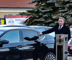 Wyciągnęli 63-letnią maszynę do odśnieżania