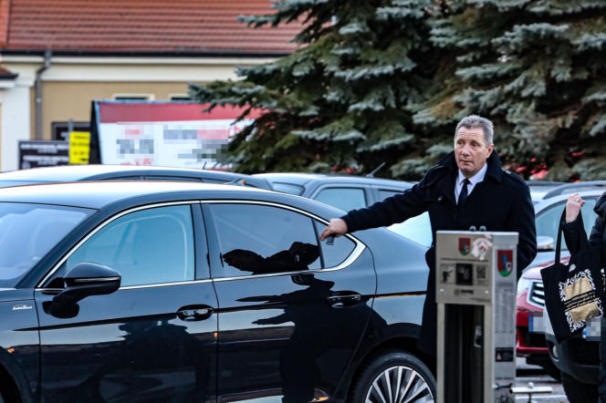 Wyciągnęli 63-letnią maszynę do odśnieżania