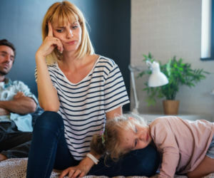 Matczyny gatekeeping. Jak nieświadome poprawianie ojca niszczy relacje w rodzinie?