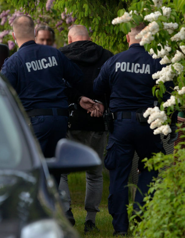 Pijany wjechał autem i zdewastował działkę sąsiada. Uciekł i poszedł pić wódkę...na swoją działkę