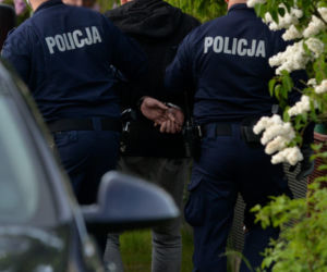 Pijany wjechał autem i zdewastował działkę sąsiada. Uciekł i poszedł pić wódkę...na swoją działkę