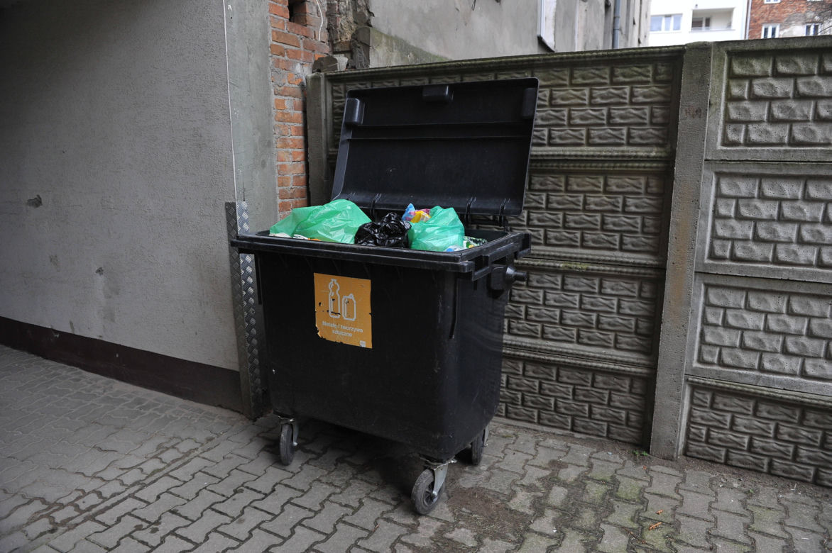  Śmieciowy absurd przy Czynszowej. Nie ma miejsca na altanę śmietnikową 