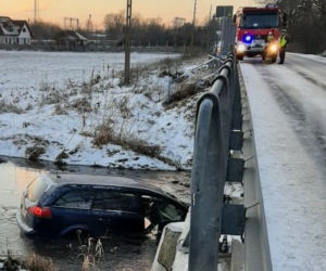 Rozprza. Auto wpadło do rzeki