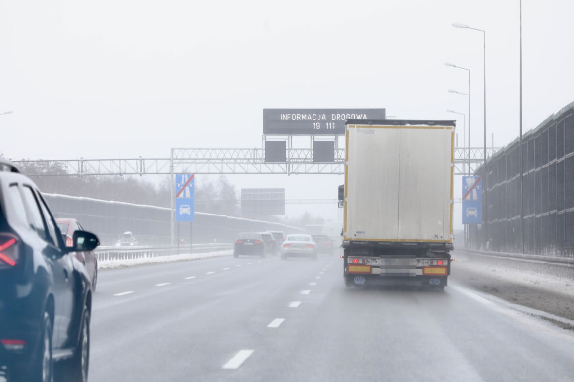 Warszawa nie radzi sobie z atakiem zimy. Chodniki toną w śniegu