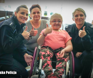 Gorzowscy policjanci dzielnie zbierali... nakrętki by pomóc Wiktorii