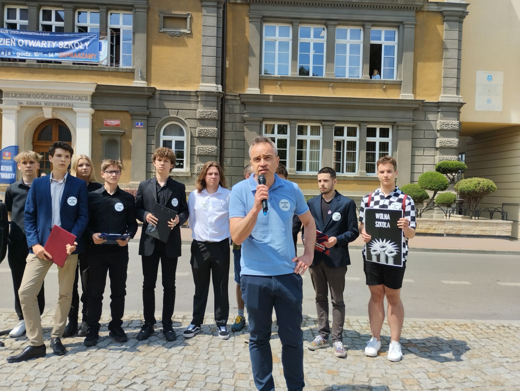 Protest w Tarnowie! Młodzi stanęli w obronie Jana Ryby. "Oddajcie nam dyrektora"