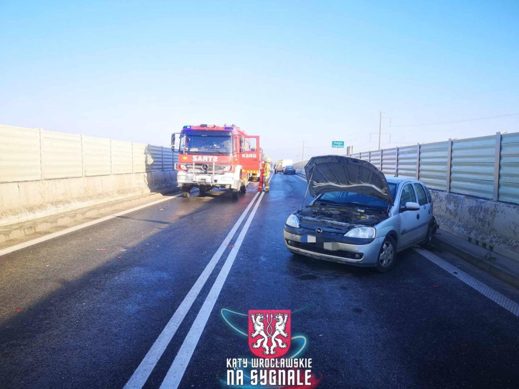 Strażacy chcieli pomóc przy wypadku. Wtedy w jednego z nich wjechał samochód