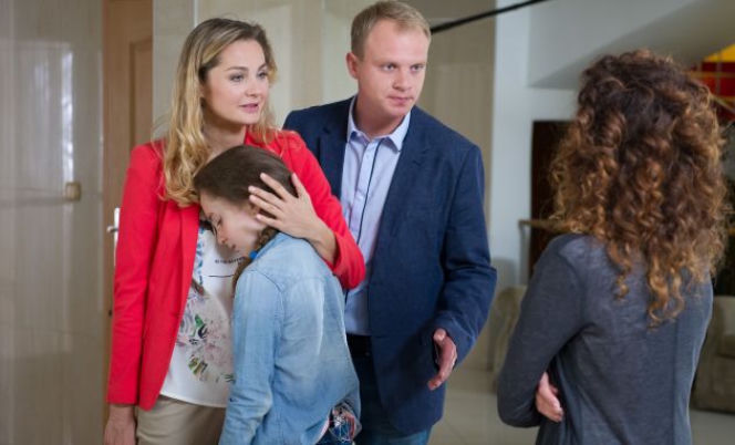 Na Wspólnej odc. 2182. Tosia (Julia Lewenfisz-Górka), Zuza (Małgorzata Socha), Kamil (Kazimierz Mazur)