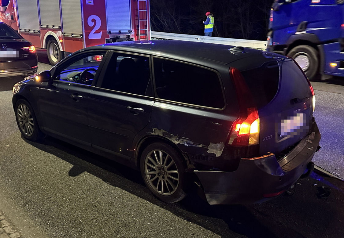 Gigantyczne utrudnienia na Wisłostradzie. Kilka osobówek kompletnie roztrzaskanych na barierkach