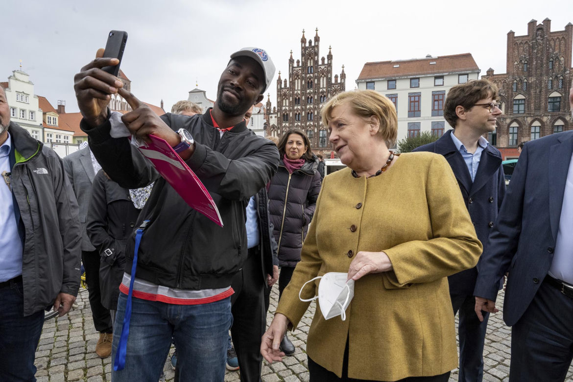 Merkel obsiadły papugi