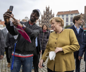 Merkel obsiadły papugi