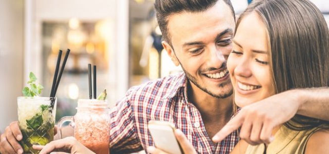 Smartfon lovers? Miłość w czasach mobilnych 