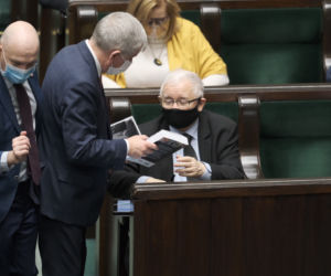 kaczyński w sejmie podpisuje książkę