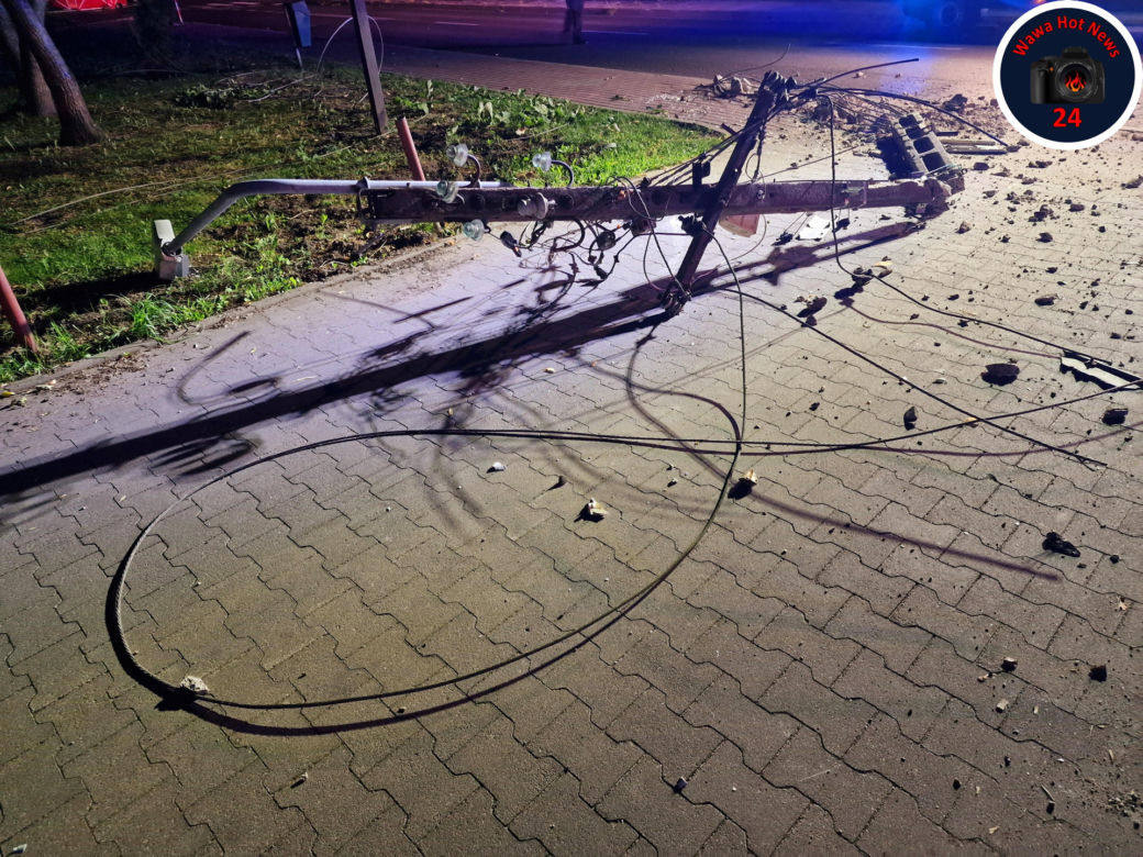 Drogowy horror w Kobyłce. Rozwalili kabriolet na słupie. Dwie osoby nie żyją