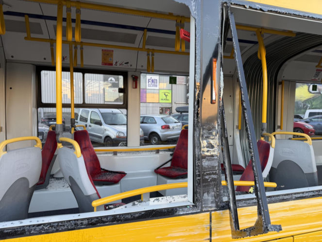 Zderzenie ciężarówki z tramwajem i potrącenie na torowisku; utrudnienia w kursowaniu tramwajów