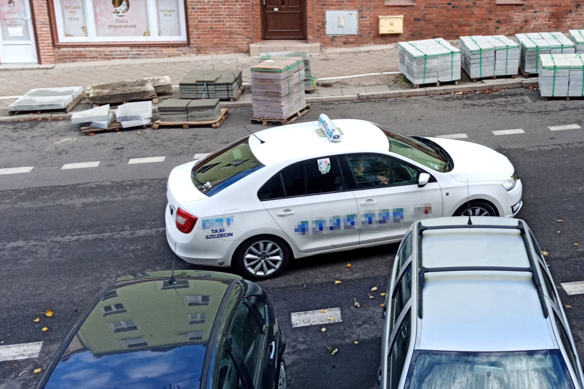Taksówkarze jeżdżą "pod prąd" na ulicy Wilków Morskich