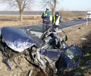 Koszmarny wypadek między Cieszanowem a Kowalówką z udziałem dwóch osobówek i autobusu