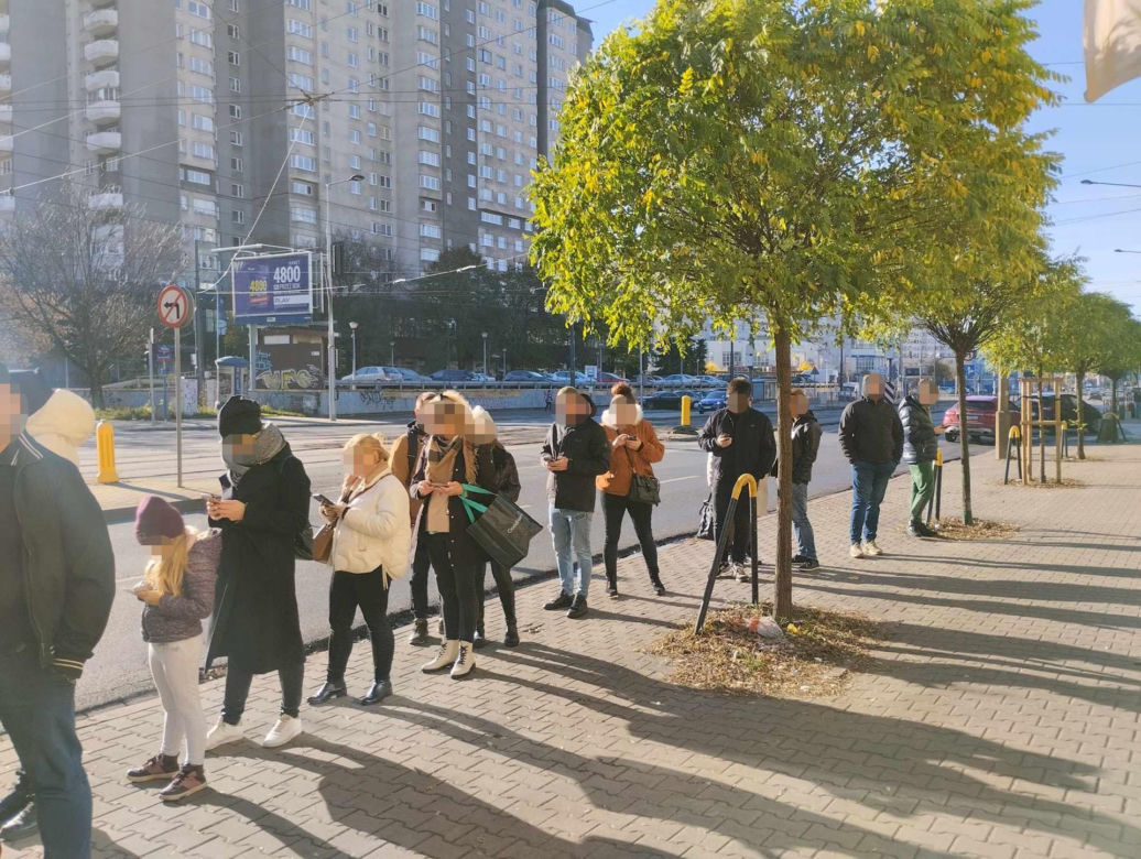 Poszedł na rurki do 40-letniej cukierni. Stał się cud! „Jestem zaskoczona. Klientom dziękuję i przepraszam za kolejkę”