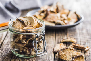 Tylko 1 produkt ratuje suszone grzyby! Koniec z pleśnią i utratą aromatu przez cały rok