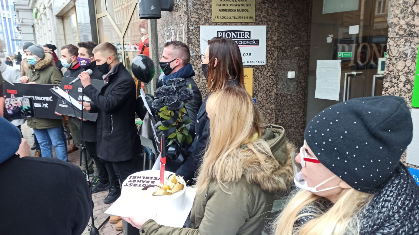 Protest branży ślubnej przed biurem PiS w Katowicach! Domagają się informacji od rządu kiedy będą mogli wrócić do pracy [ZDJĘCIA, WIDEO]