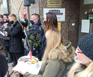 Protest branży ślubnej przed biurem PiS w Katowicach! Domagają się informacji od rządu kiedy będą mogli wrócić do pracy [ZDJĘCIA, WIDEO]