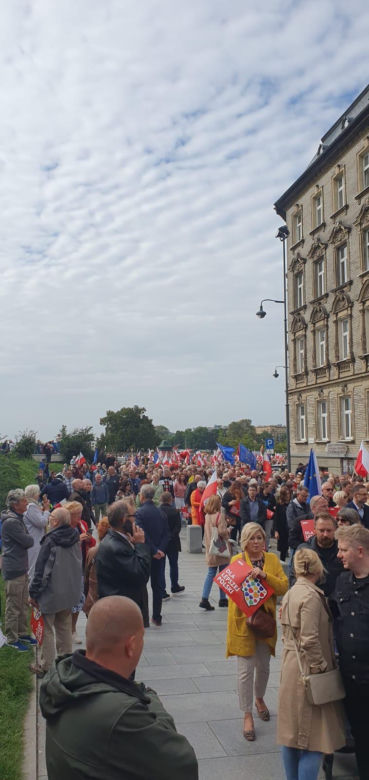 Przez Kraków przeszedł marsz solidaryzujący z warszawskim Marszem Miliona Serc