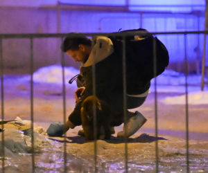 Sebastian Fabijański z pieskiem na spacerze