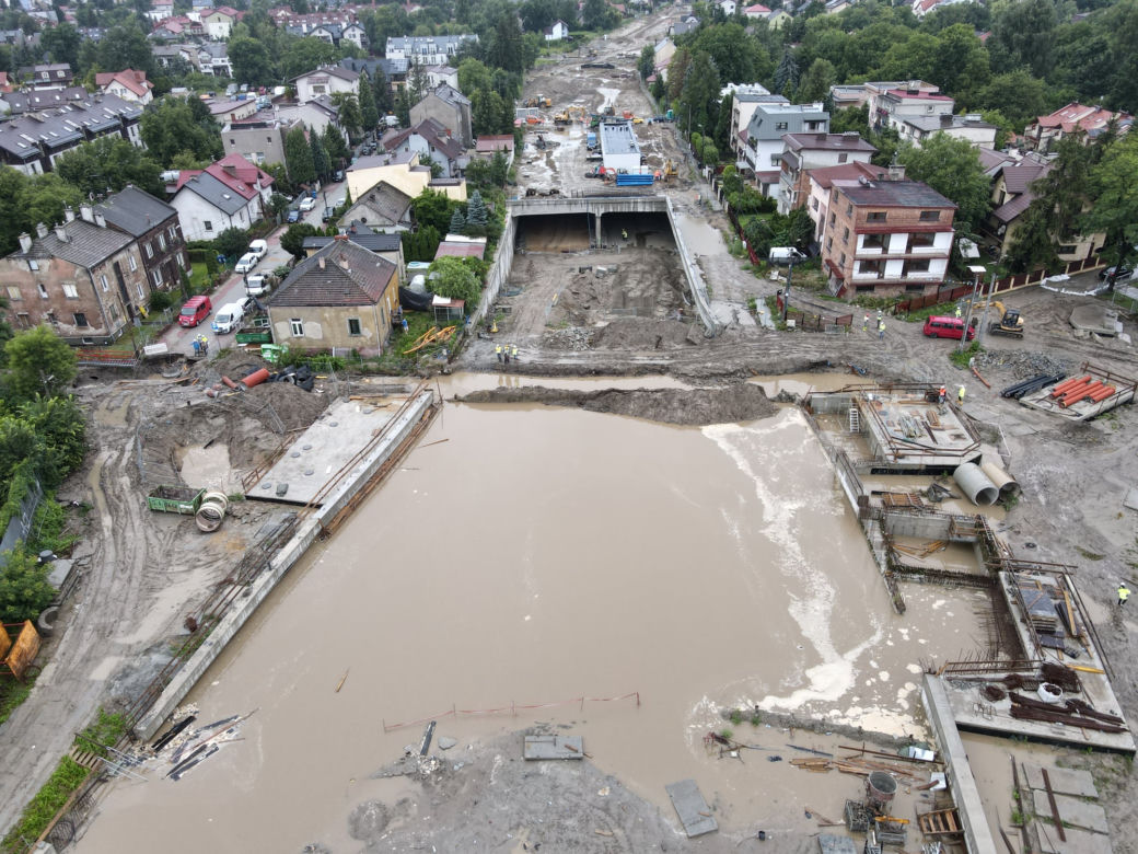 Zalany plac budowy Trasy Łagiewnickiej