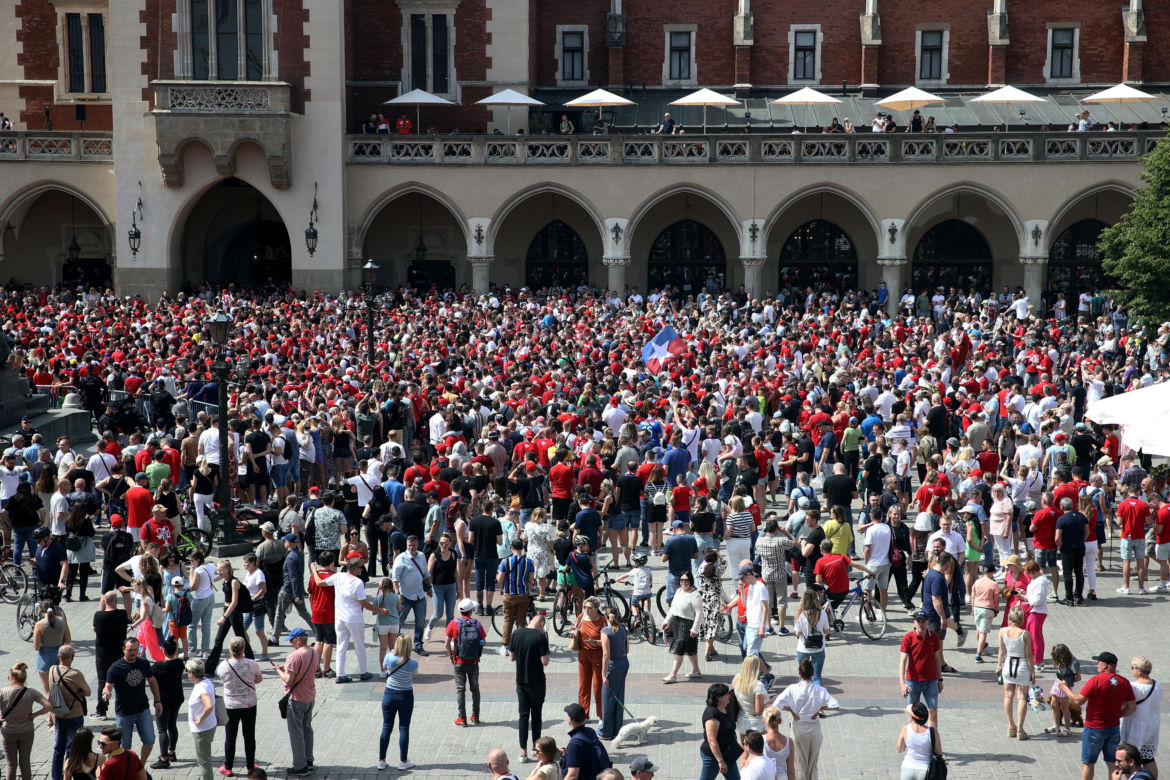 Szalona radość na Rynku Głównym. Kibice Wisły Kraków świętowali zdobycie piątego Pucharu Polski