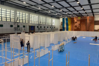 Pierwszy miejski punkt szczepień już prawie gotowy! Trzaskowski pochwalił się postępami prac [ZDJĘCIA]