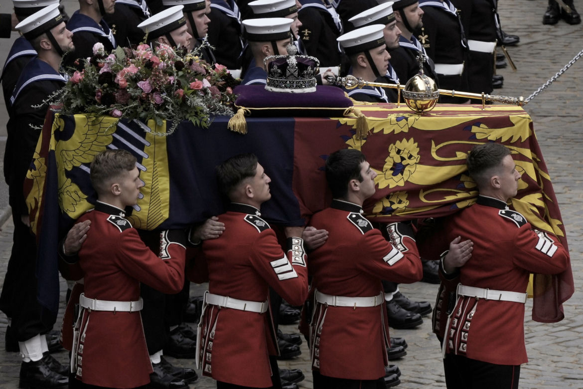 Trumna z Królową przybyła do Westminsteru