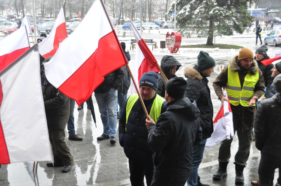 Protest rolników przed Urzędem Wojewódzkim w Kielcach