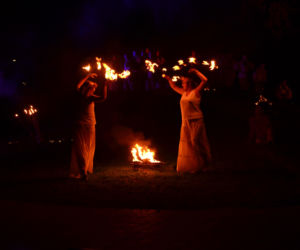 Pokaz fireshow w wykonaniu tancerzy i tancerek Teatru Ognia „Mantra” z Makowa Mazowieckiego