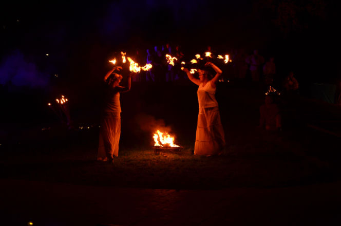 Pokaz fireshow w wykonaniu tancerzy i tancerek Teatru Ognia „Mantra” z Makowa Mazowieckiego