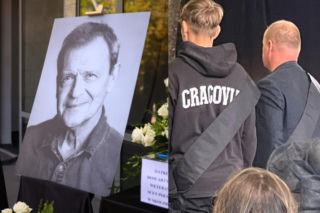 Państwowy pogrzeb Jana Frycza. Poruszające zdjęcia żałobników. Wcześniej aktora pożegnali Michał Probierz i Cracovia