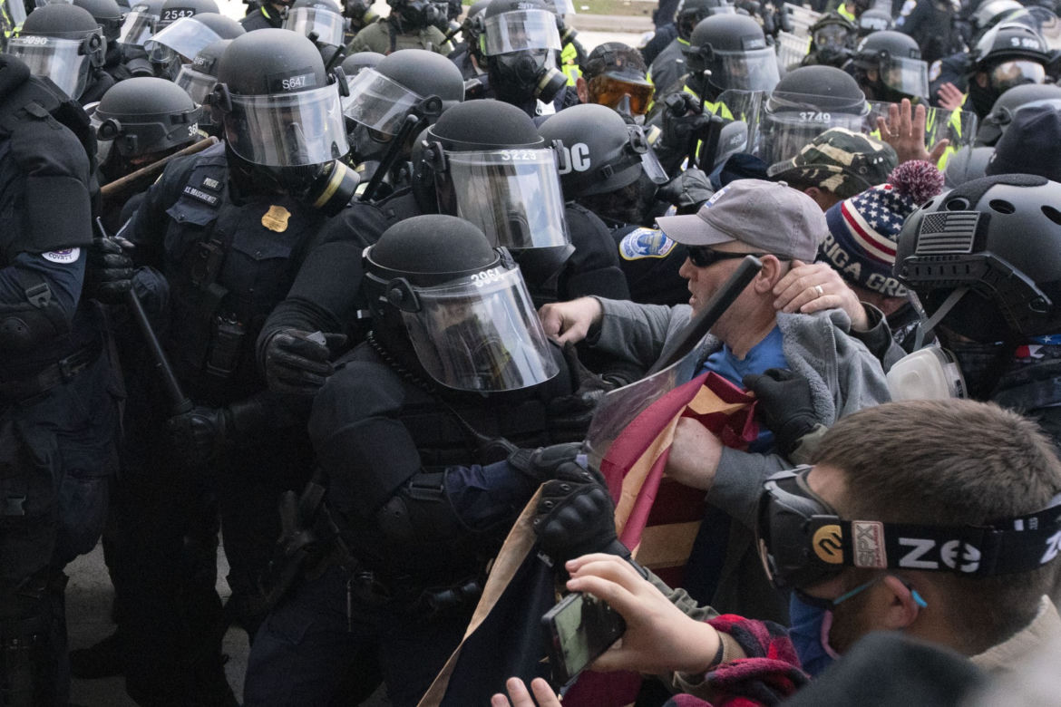 Rewolucja w USA! zwolennicy Trumpa odbili Kapitol, są OFIARY