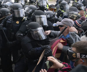 Rewolucja w USA! zwolennicy Trumpa odbili Kapitol, są OFIARY