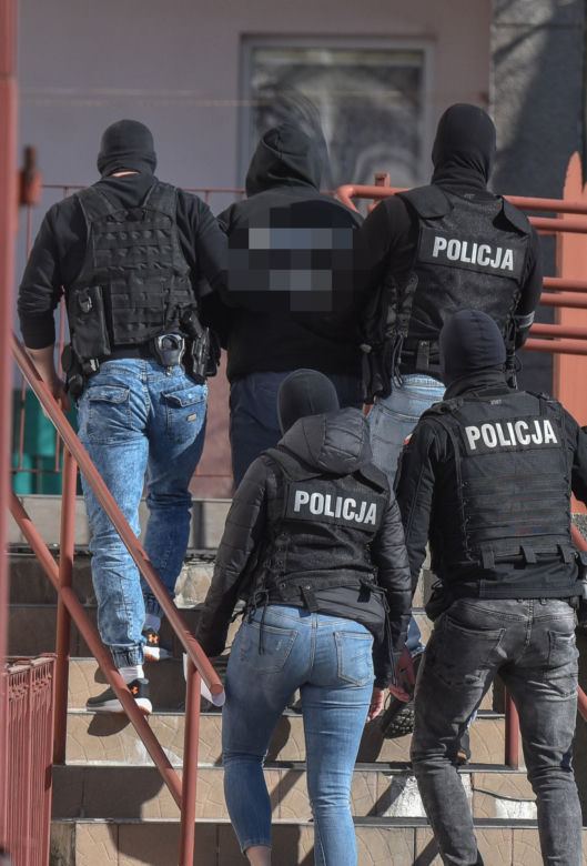 Podejrzany o zamordowanie trójki dzieci Radosław K. doprowadzony do prokuratury przez kilku uzbrojonych policjantów