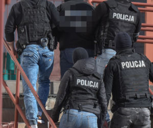 Podejrzany o zamordowanie trójki dzieci Radosław K. doprowadzony do prokuratury przez kilku uzbrojonych policjantów