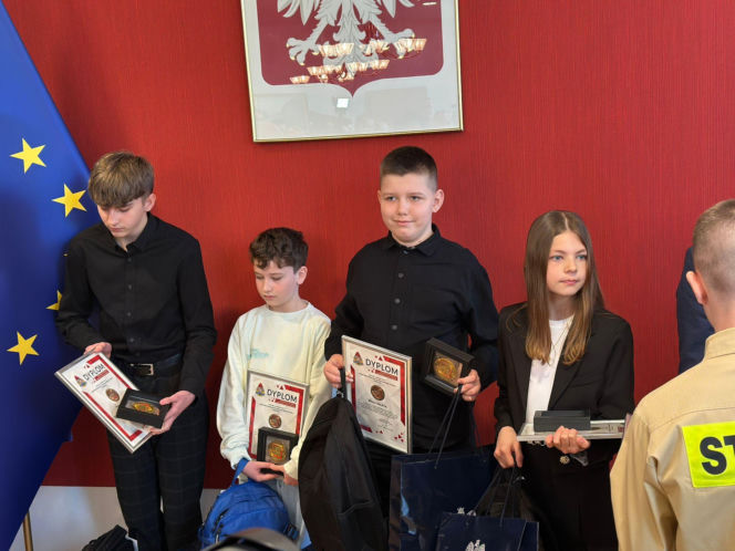 Szóstka młodych bohaterów ze Świętokrzyskiego z odznaką „Iuvenis Forti”