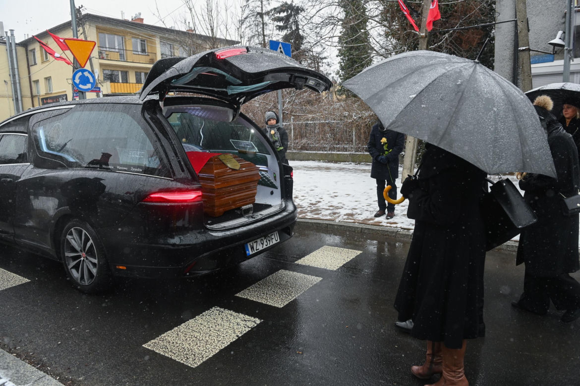 Mieszkańcy Mszczonowa żegnali swojego burmistrza. Trumnę z ciałem wystawili przed ratuszem