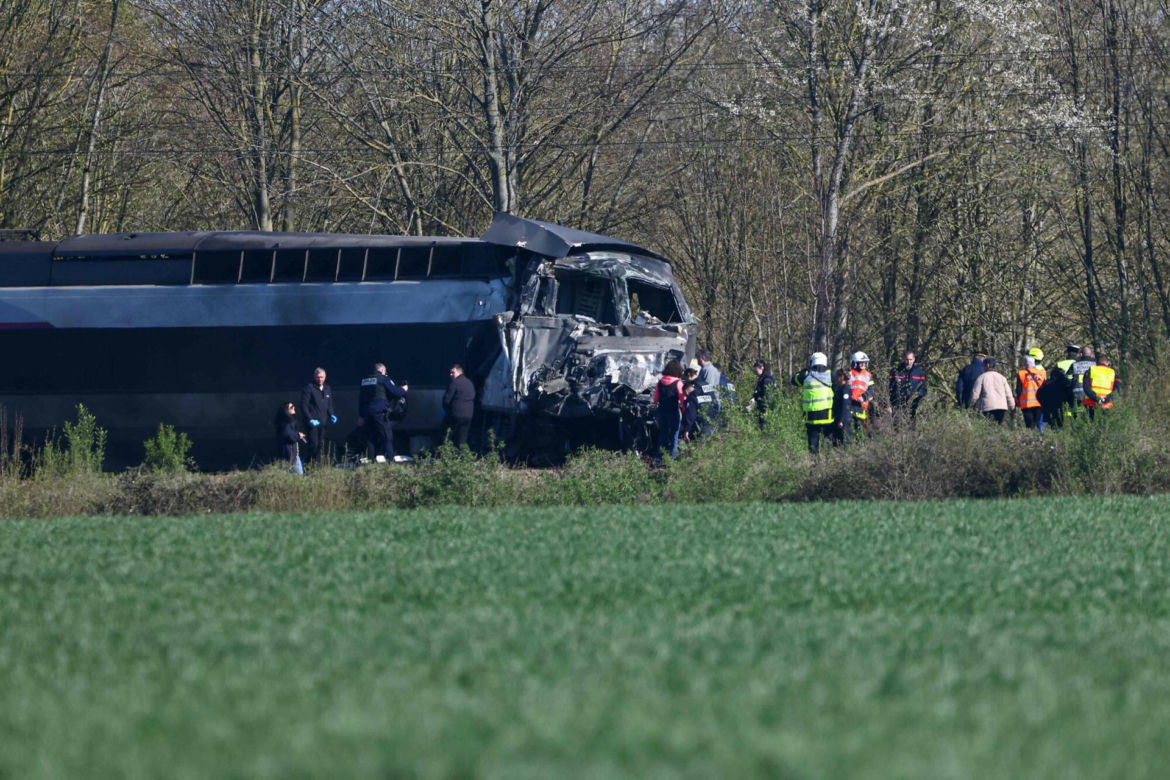 Francja/ Zderzenie pociągu TGV z ciężarówką - zginął maszynista, 27 osób rannych.