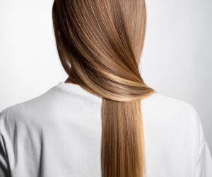 Gładkie jak tafla wody bez użycia prostownicy. Zdradzamy skuteczne sposoby na prostowanie włosów 