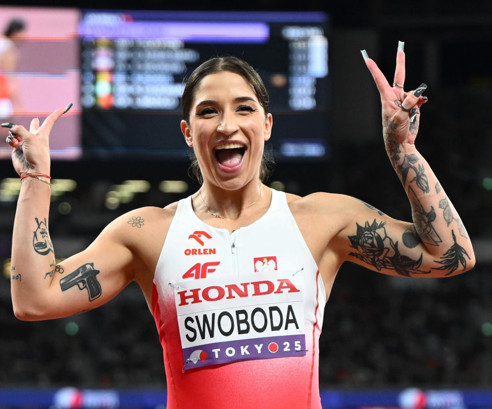 Uradowana Ewa Swoboda wykonuje gest zwycięstwa. O sukcesach polskiej sprinterki przeczytasz na SE Supersport.
