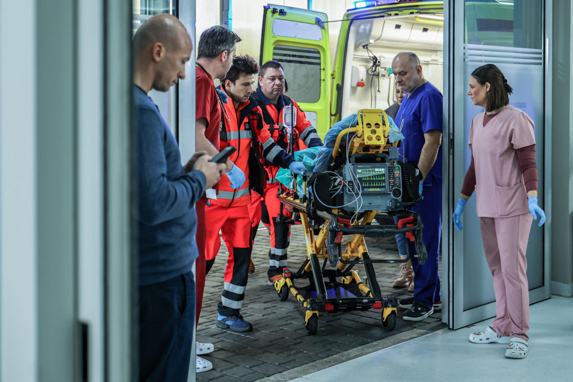 Szpital św. Anny, odcinek 99: Tomek wyjawia Wojtkowi plan ponownych oświadczyn. Fidor, podwożąc Hankę, wzbudza niepokój Kai