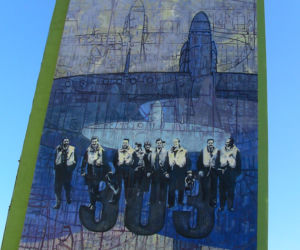 Mural autorstwa Justyny Dziechciarskiej, poświęcone historii lotników słynnego Dywizjonu 303