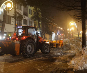 Akcja wywożenia śniegu z Krupówek